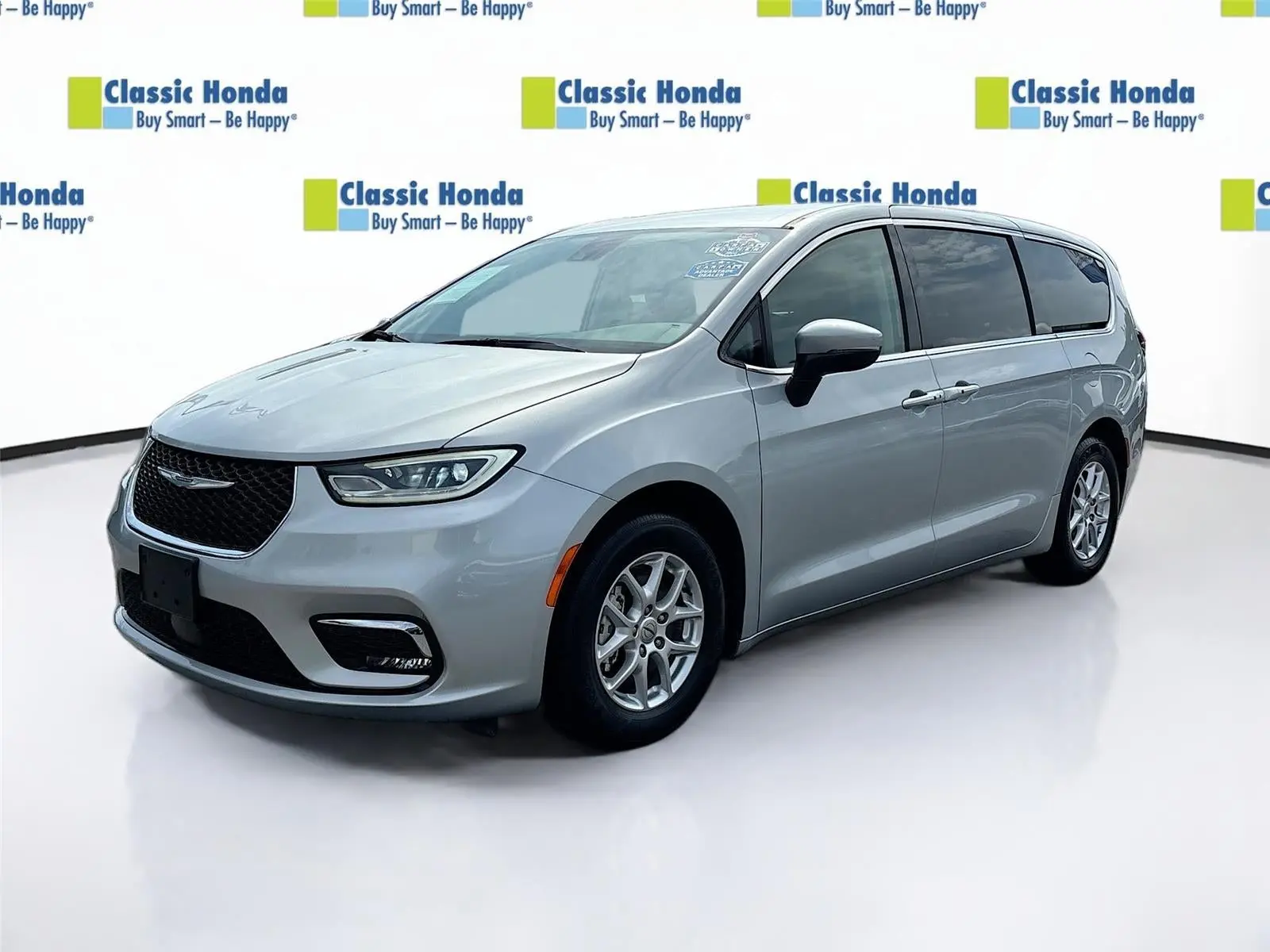 2023 Chrysler Pacifica Touring L photo 3