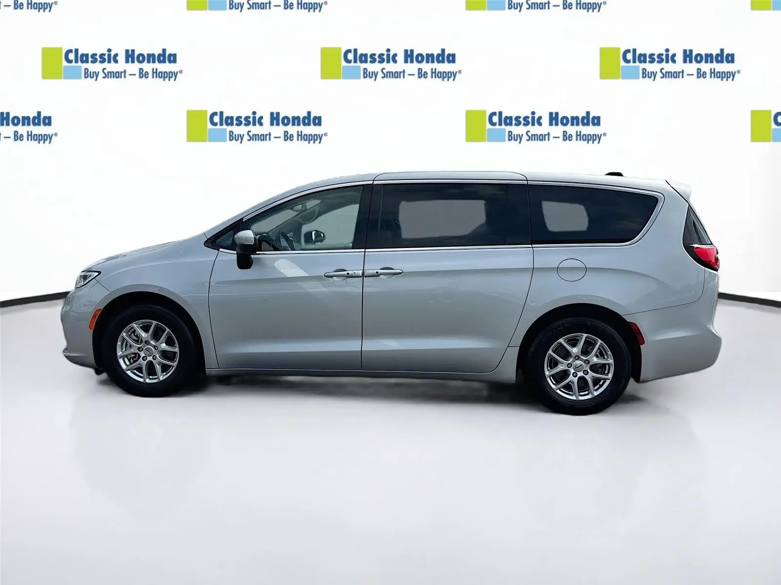 2023 Chrysler Pacifica Touring L photo 4