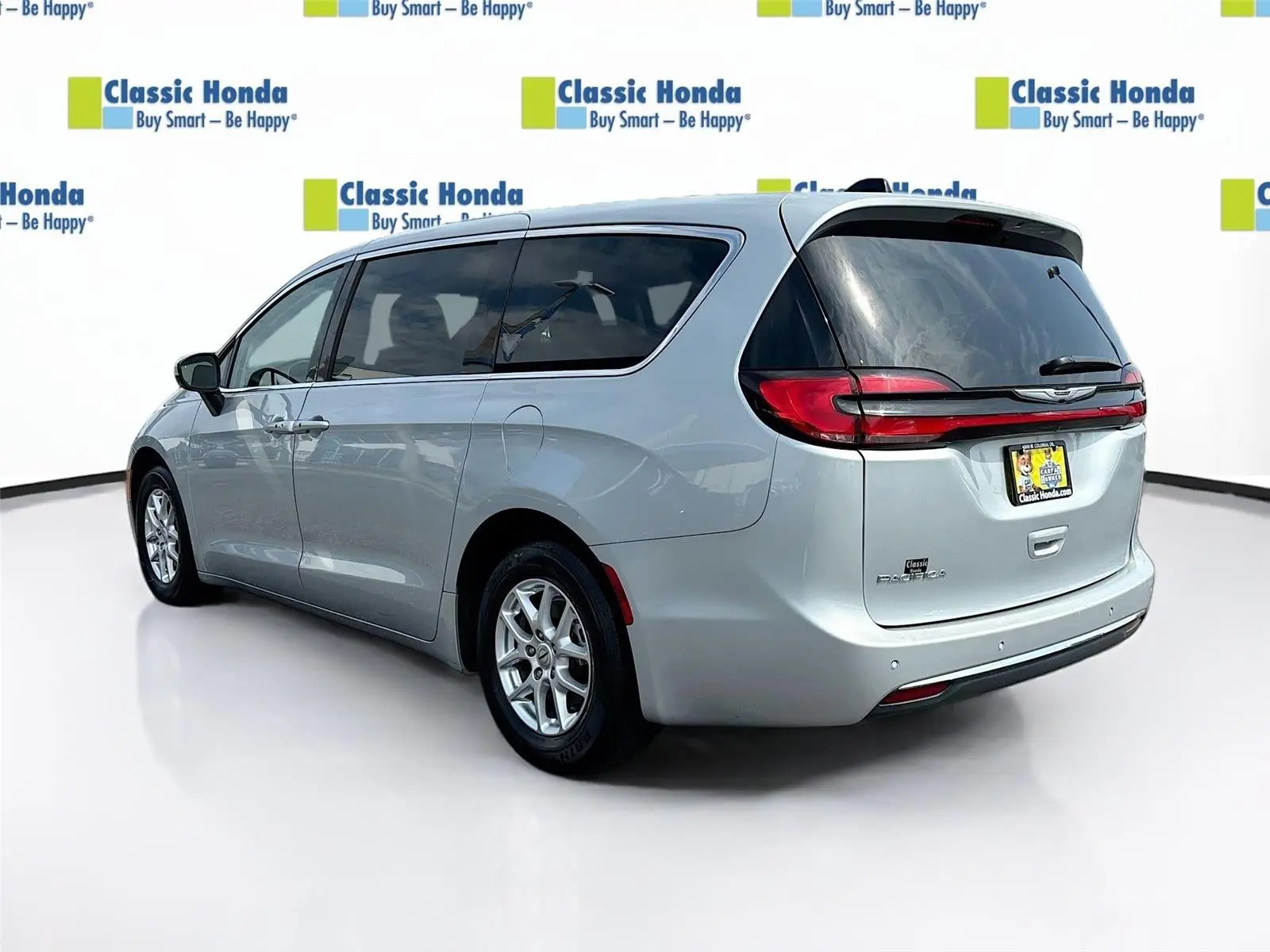 2023 Chrysler Pacifica Touring L photo 5