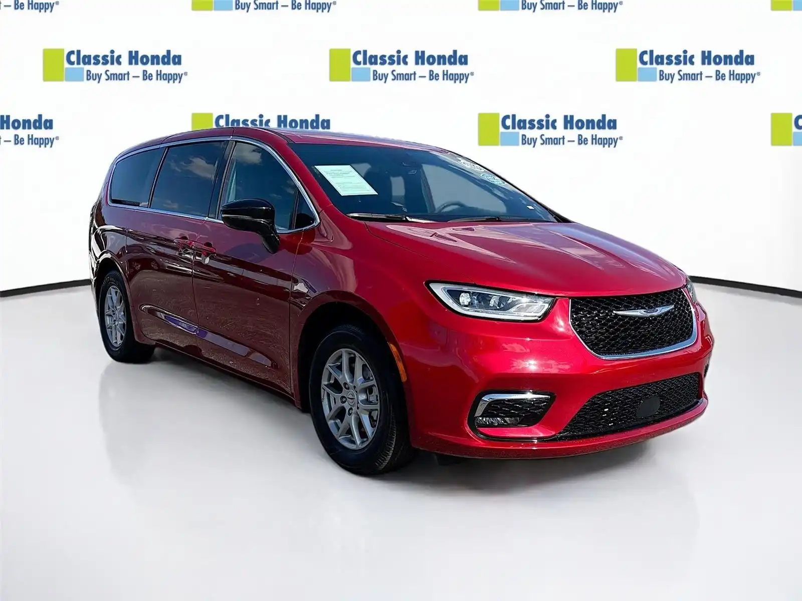 2025 Chrysler Pacifica Select's photo