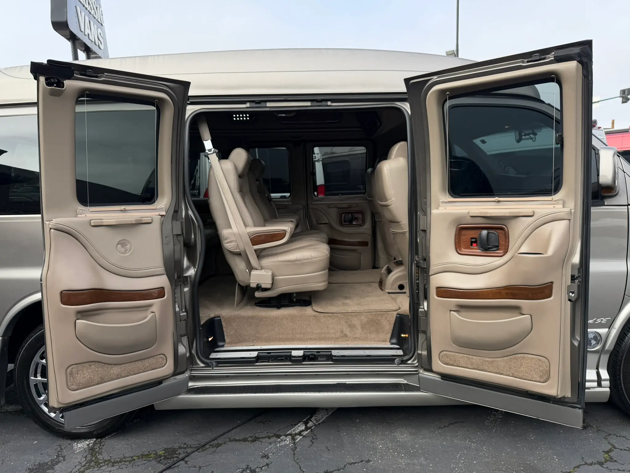 2012 GMC Savana 1500 7 Passenger Explorer Van photo 4