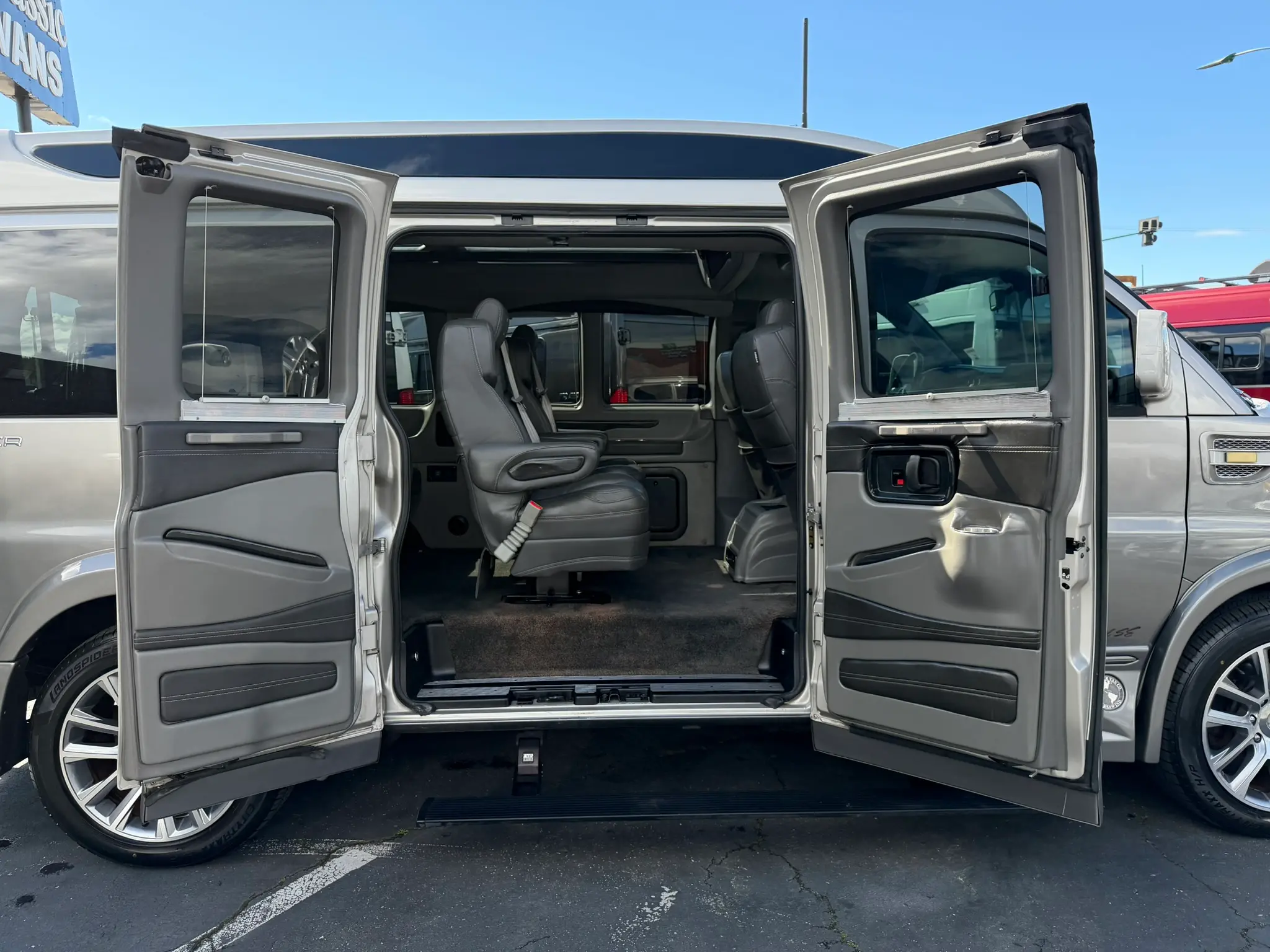 2020 Chevrolet Express 2500 Work Van HD photo 4