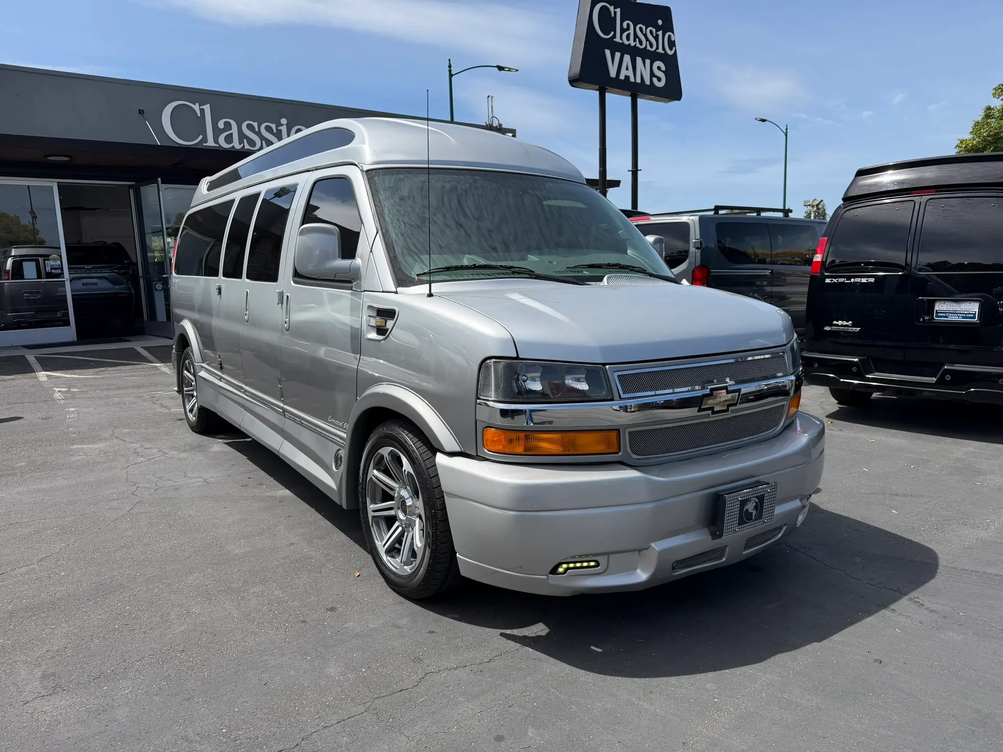 2017 Chevrolet Express Work Van HD 2500 Extended photo 3