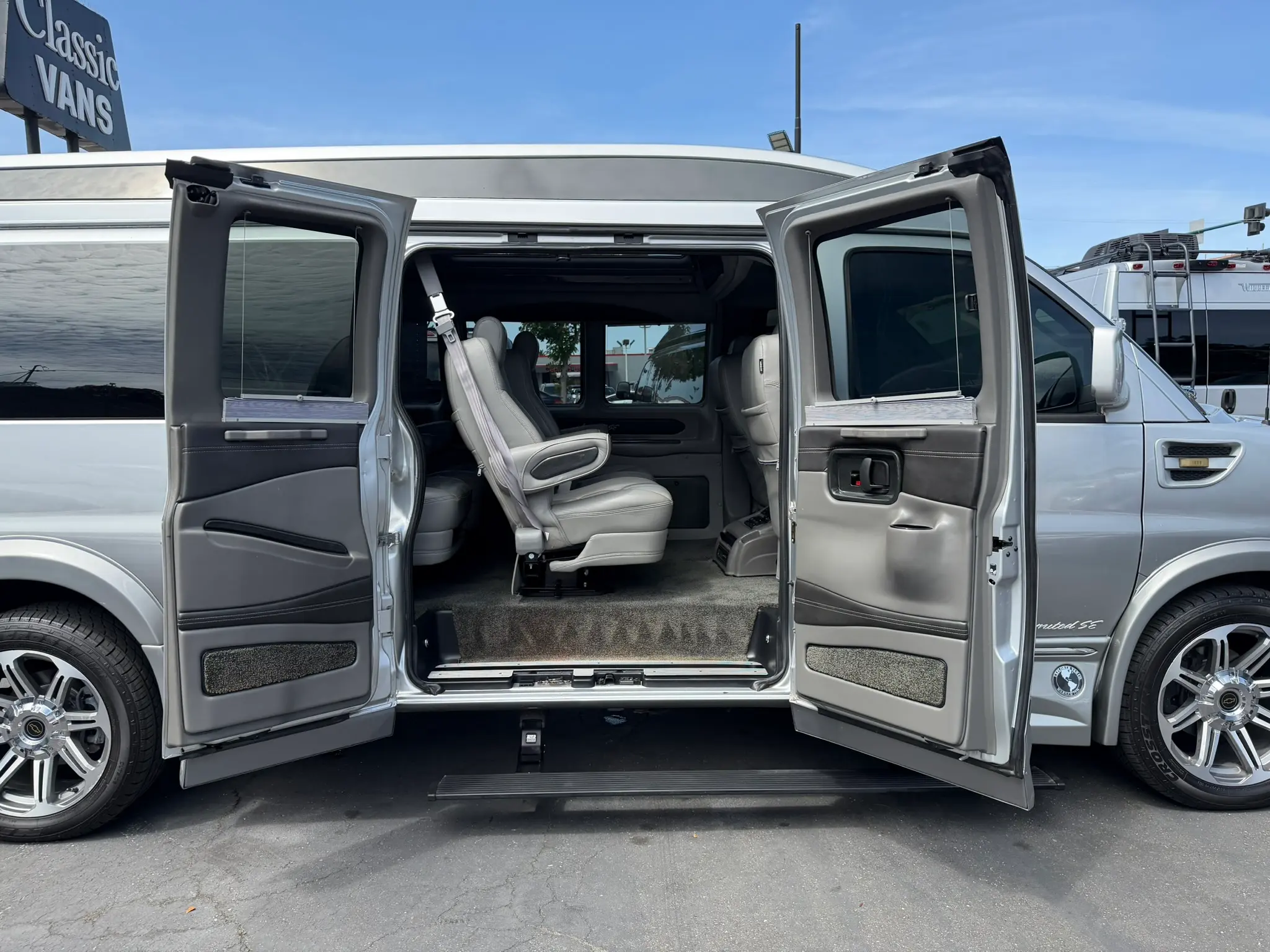 2017 Chevrolet Express Work Van HD 2500 Extended photo 4