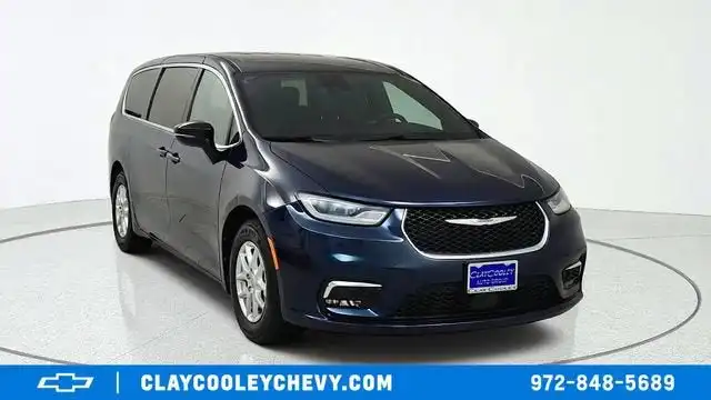 2025 Chrysler Pacifica Select's photo