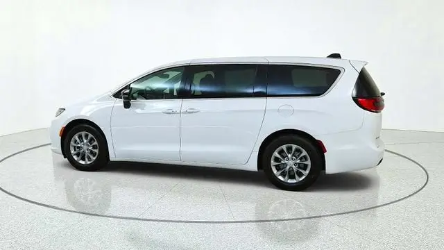 2026 Chrysler Pacifica Limited photo 4