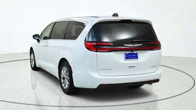 2026 Chrysler Pacifica Limited photo 5