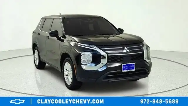2025 Mitsubishi Outlander ES 2WD's photo