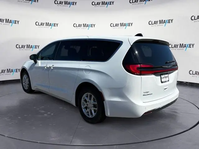 2023 Chrysler Pacifica Touring L photo 3