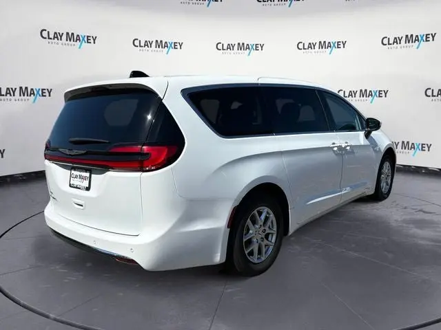 2023 Chrysler Pacifica Touring L photo 5