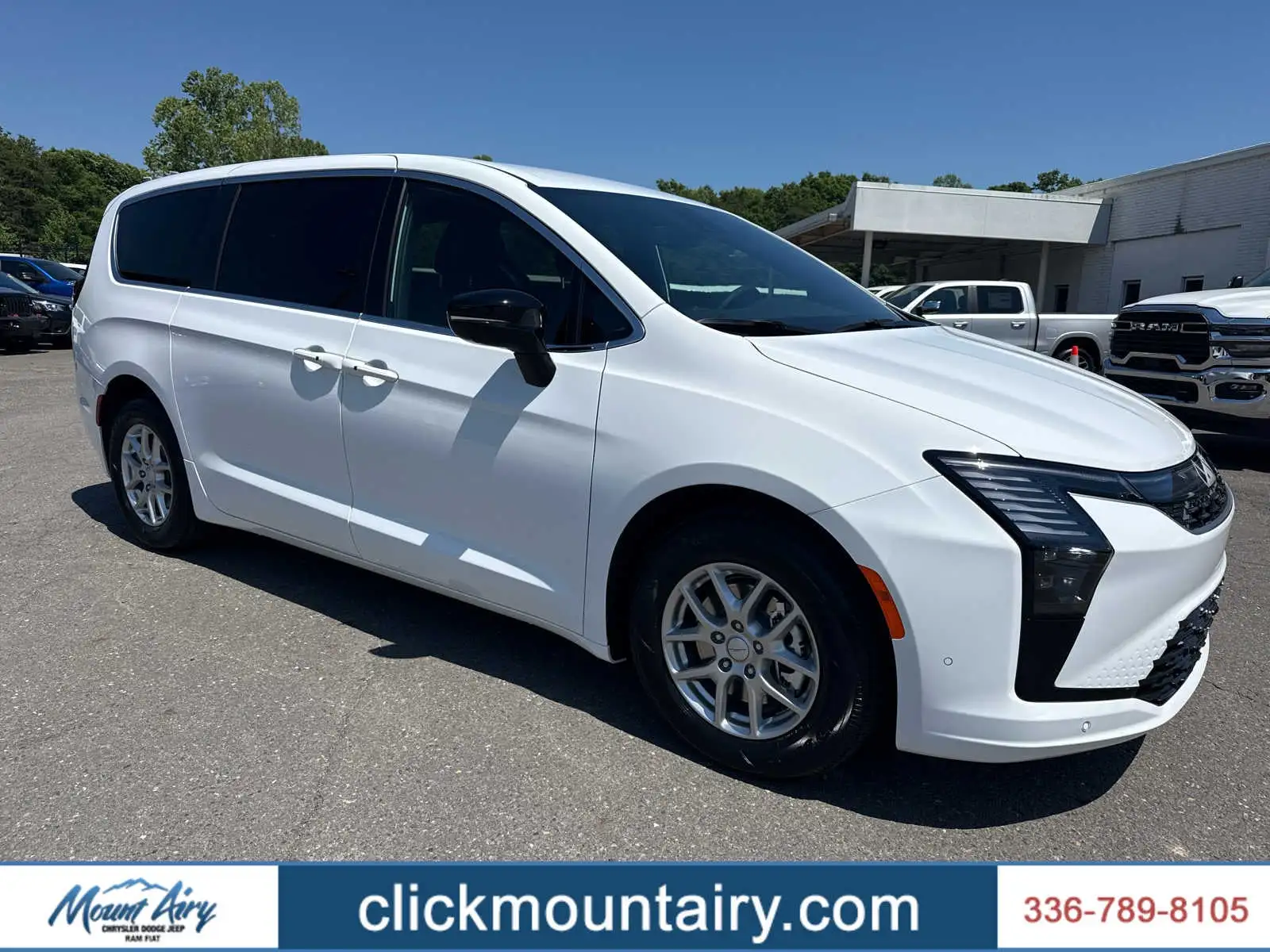 2027 Chrysler Pacifica Select's photo