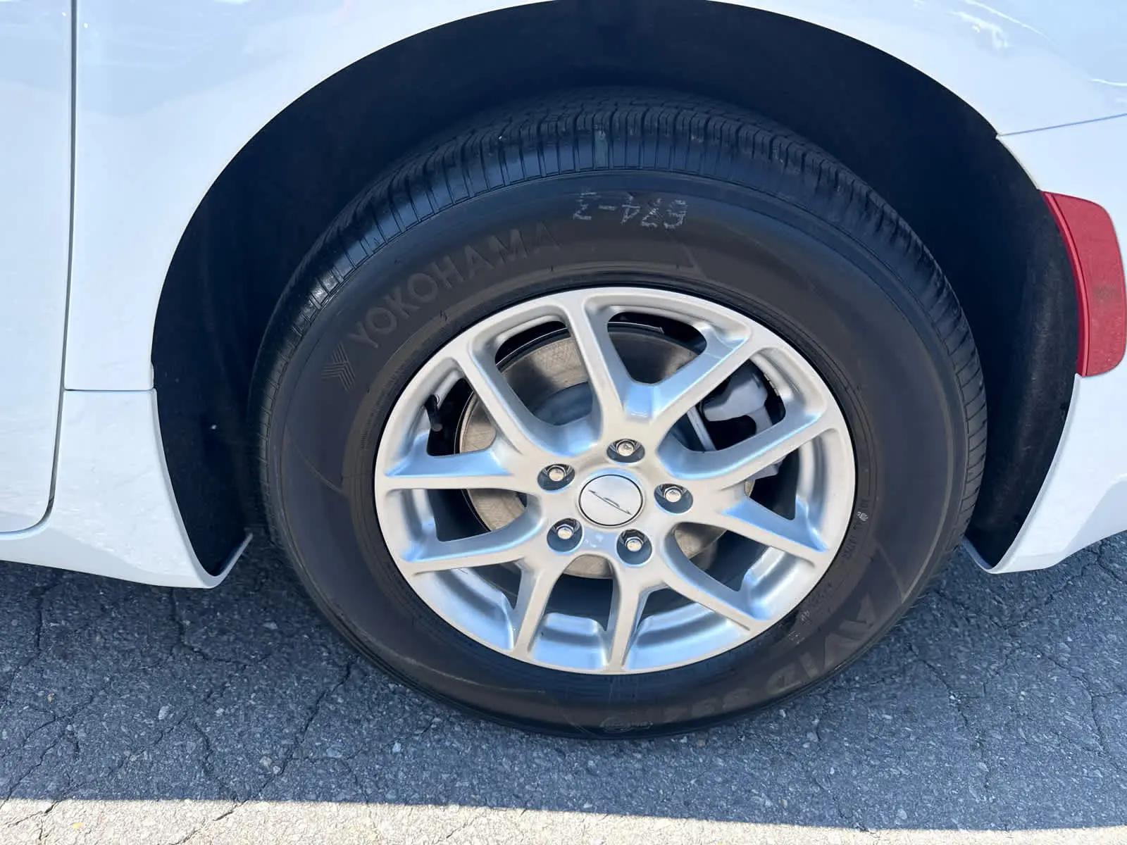 2027 Chrysler Pacifica Select photo 3