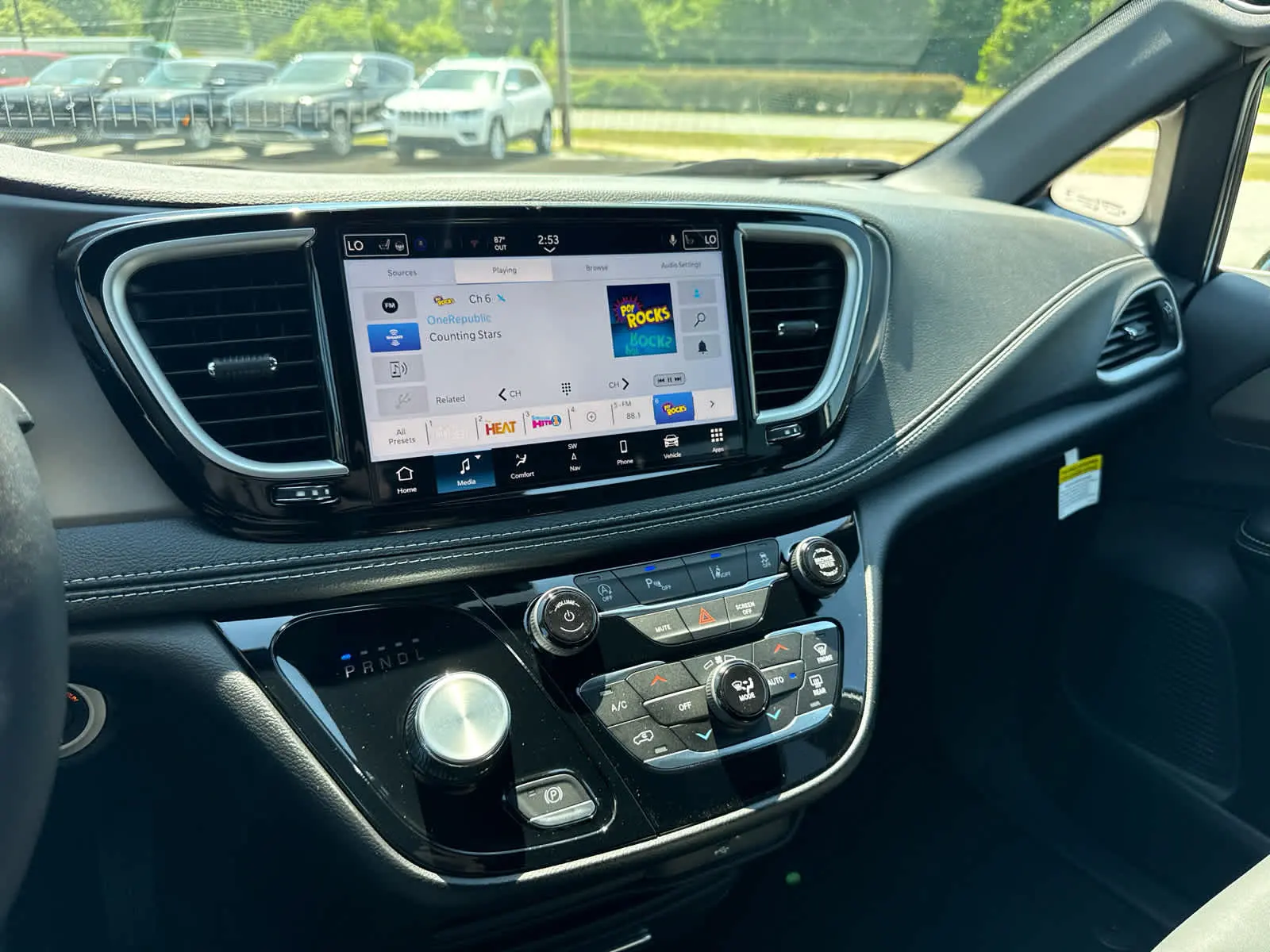 2027 Chrysler Pacifica Select photo 4