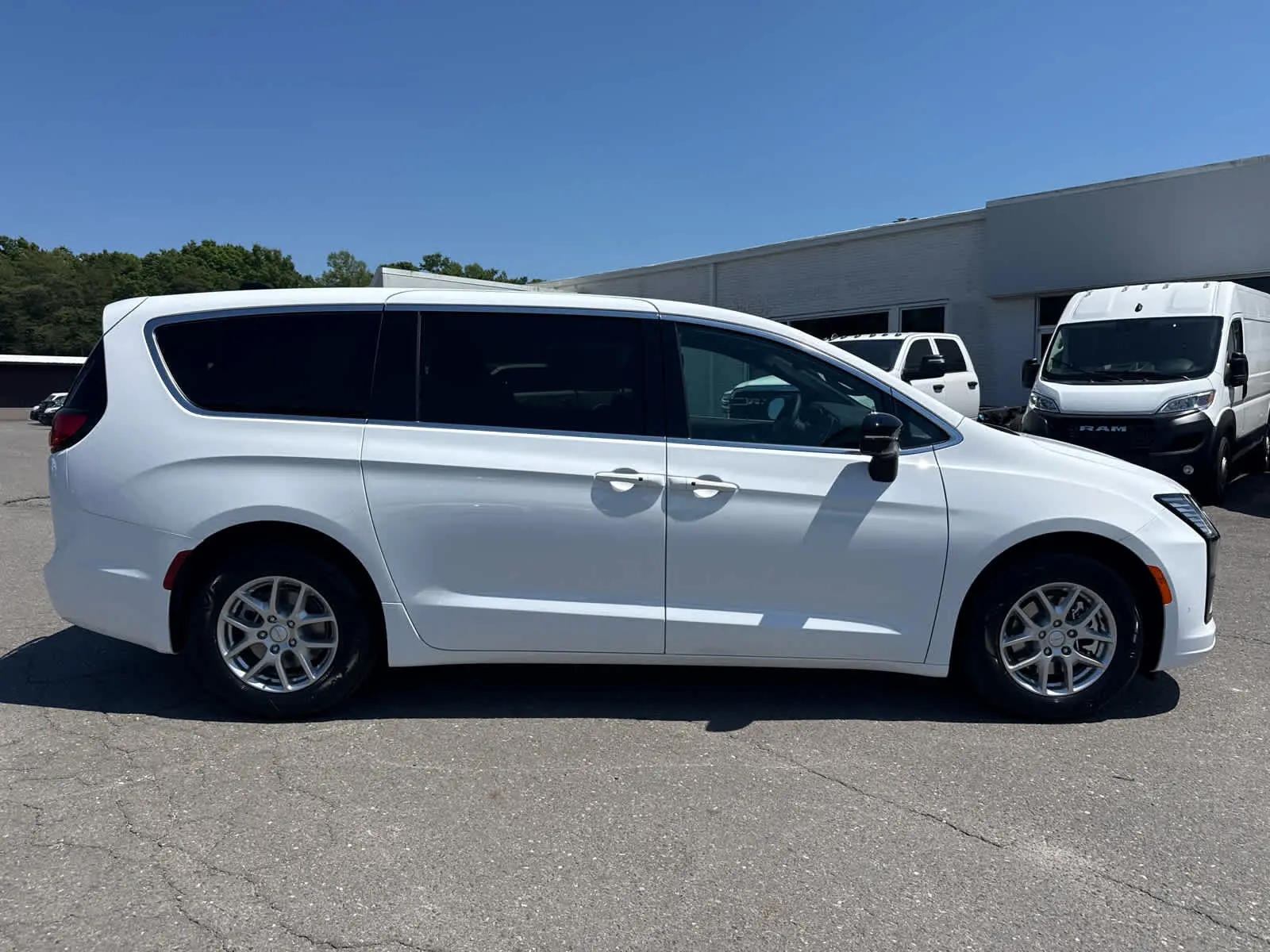 2027 Chrysler Pacifica Select photo 5