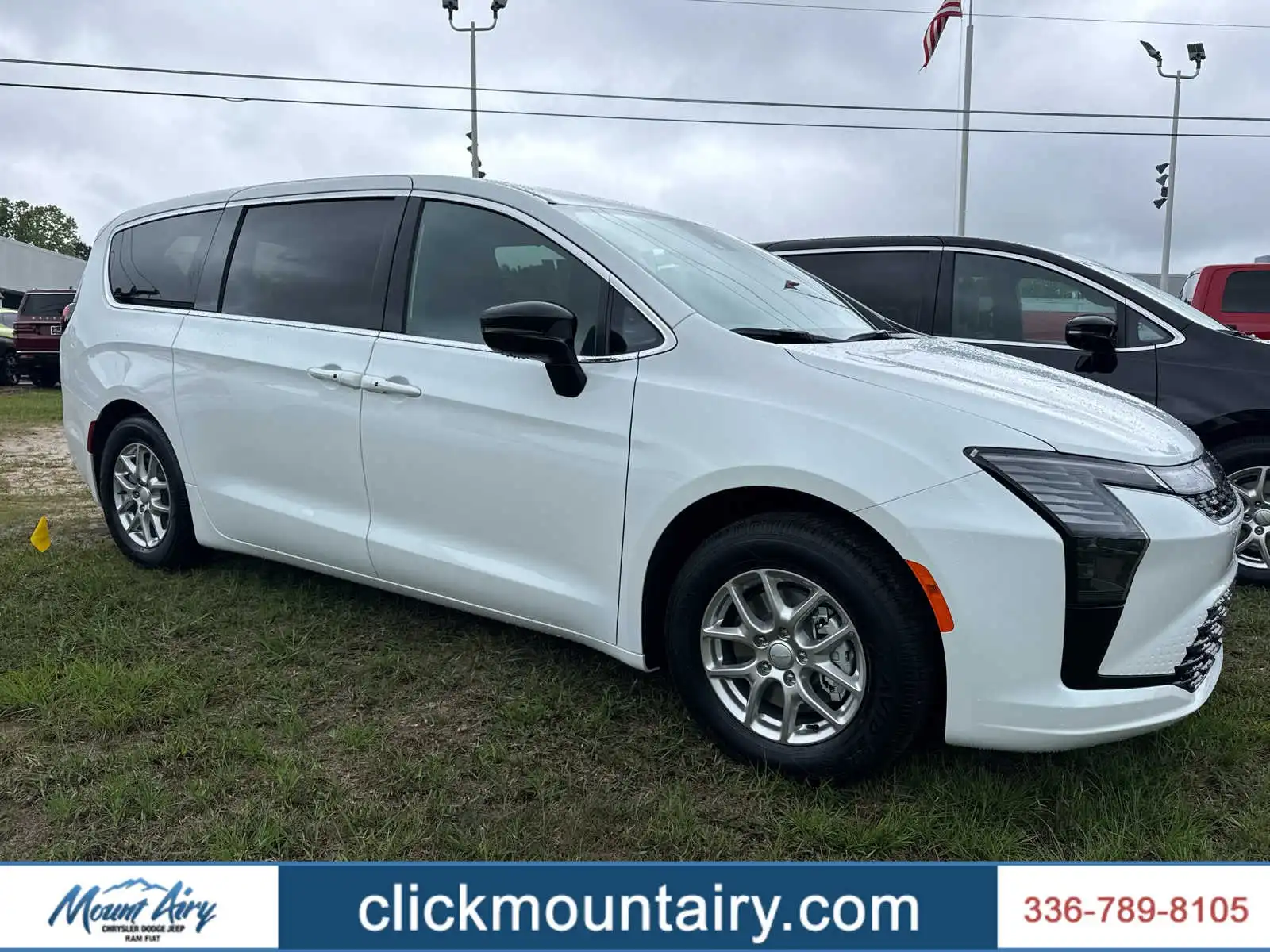 2027 Chrysler Pacifica Select's photo