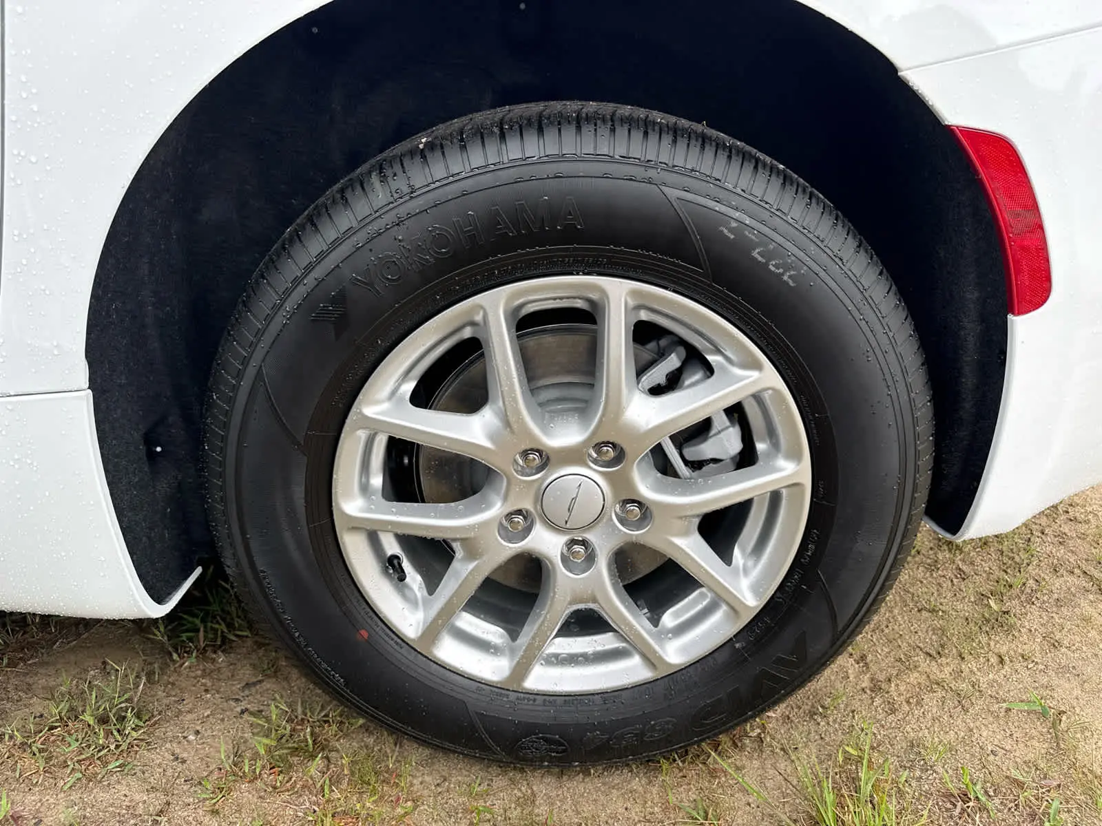 2027 Chrysler Pacifica Select photo 3