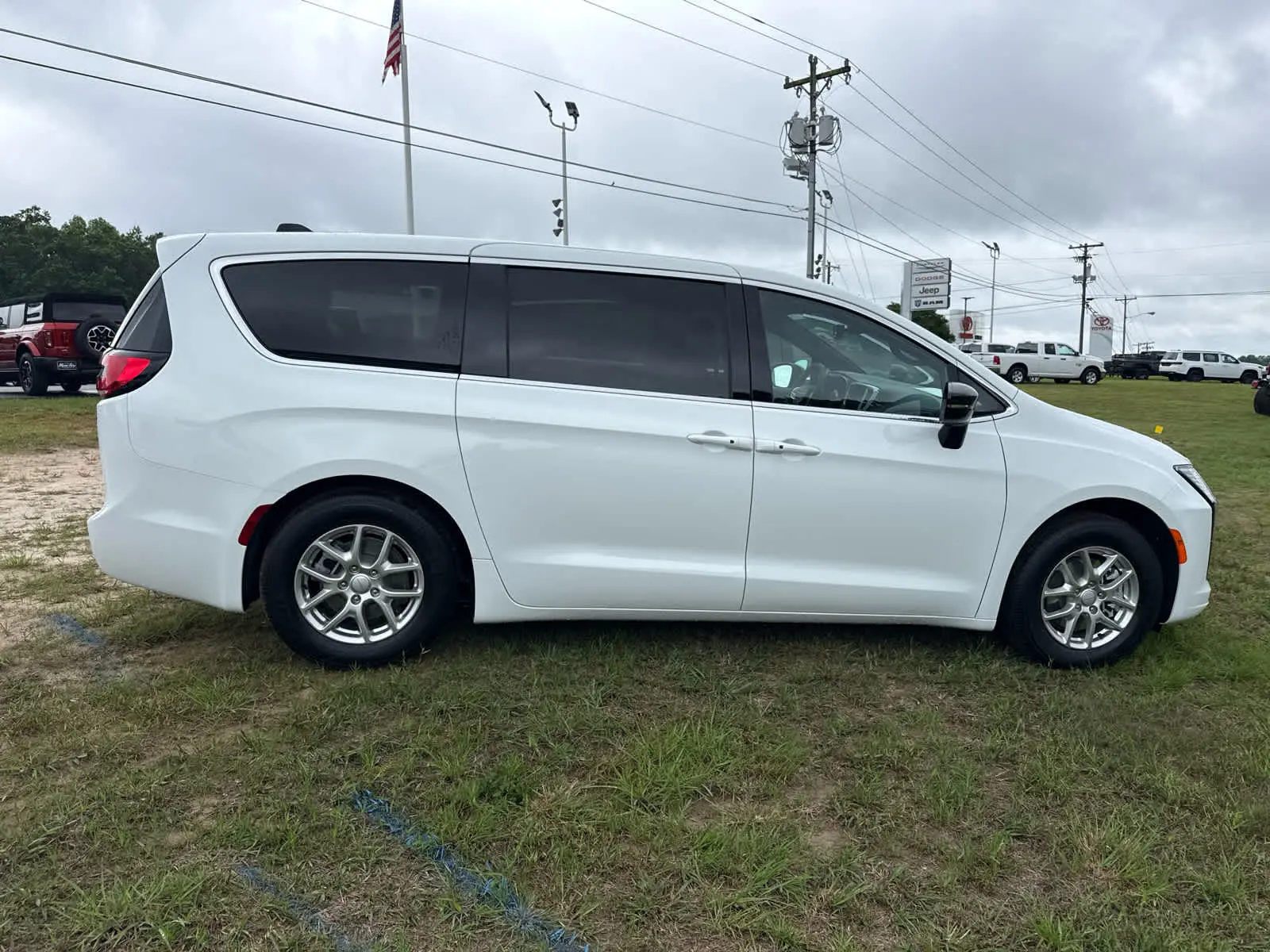 2027 Chrysler Pacifica Select photo 5