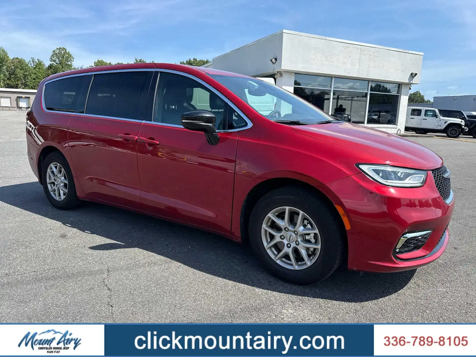 2025 Chrysler Pacifica Select's photo