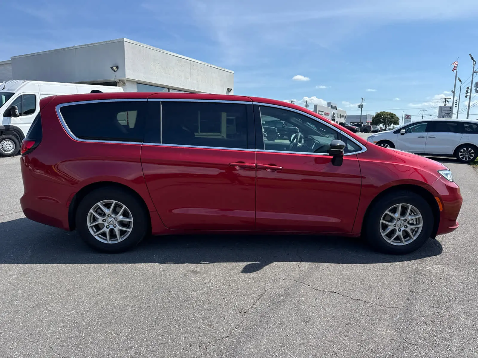 2025 Chrysler Pacifica Select photo 3