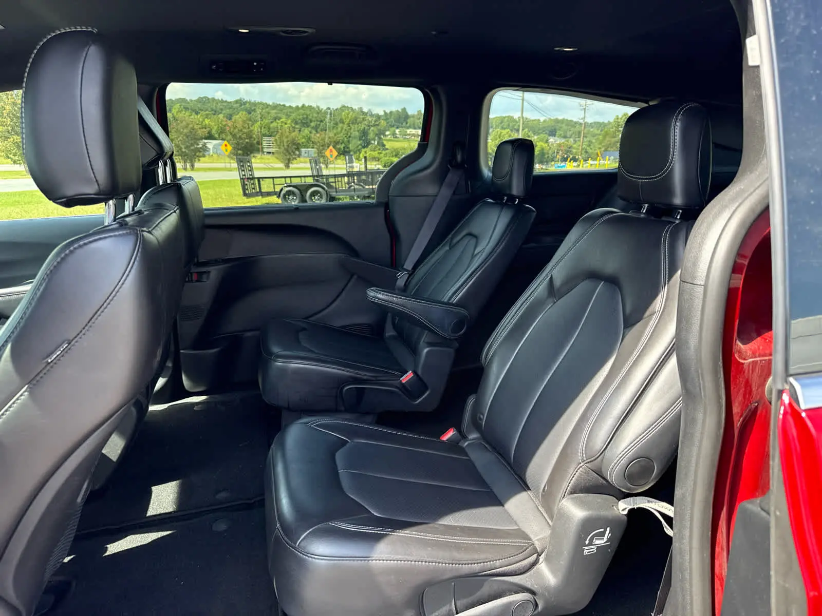 2025 Chrysler Pacifica Select photo 4