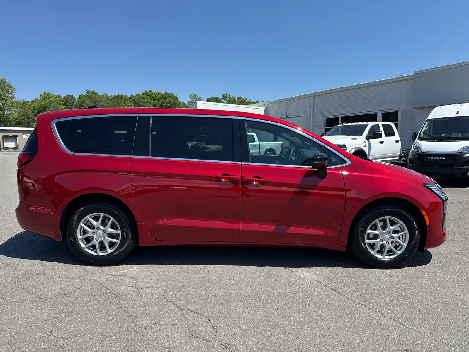 2027 Chrysler Pacifica Select photo 5