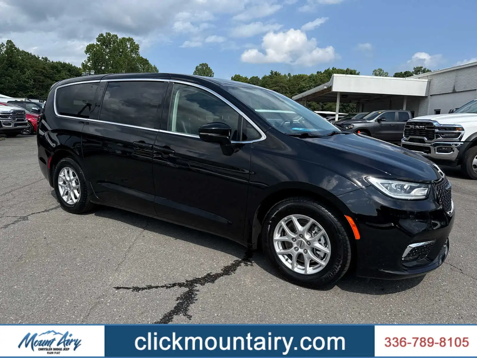 2024 Chrysler Pacifica Touring L's photo