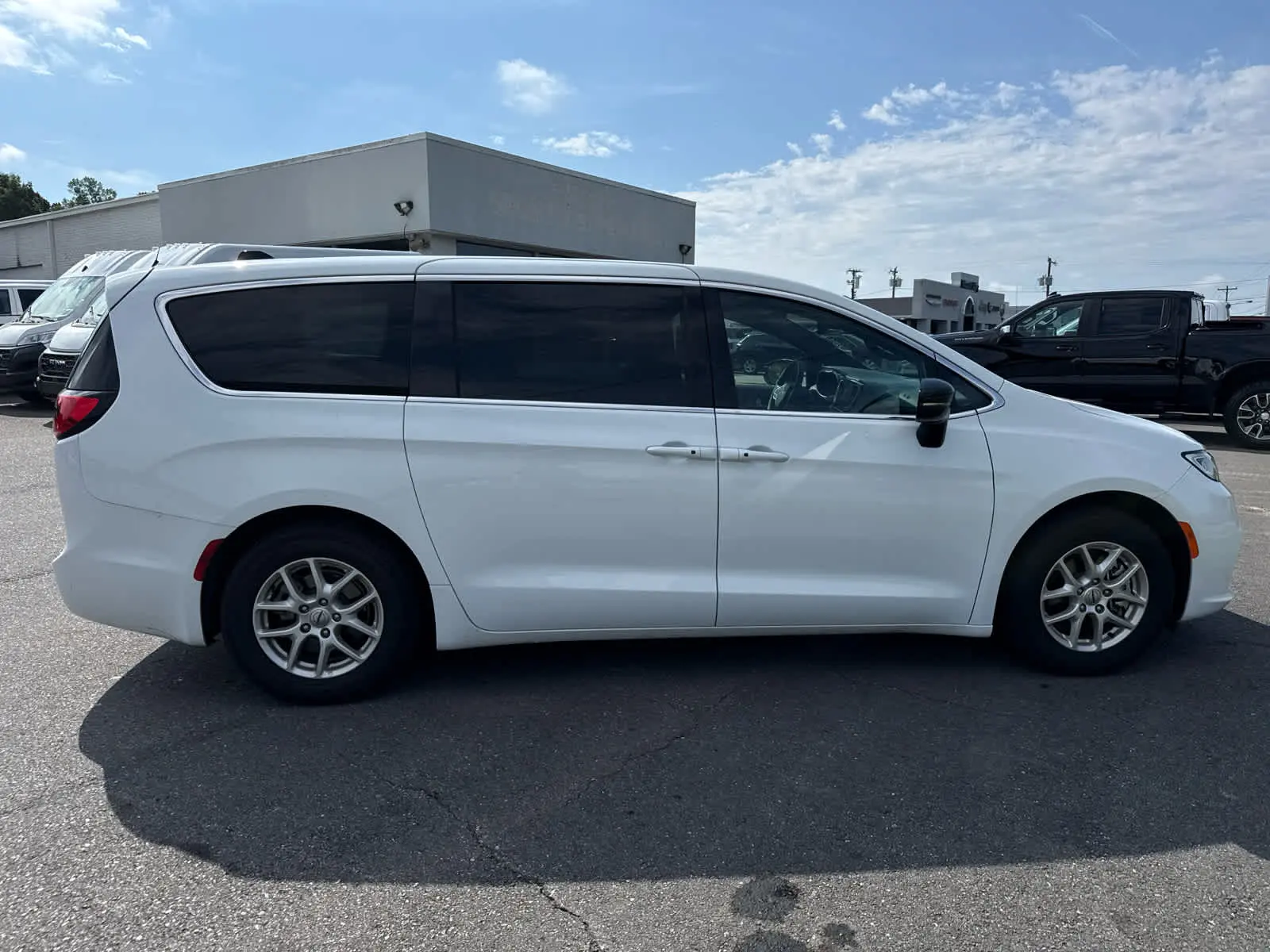 2025 Chrysler Pacifica Select photo 3