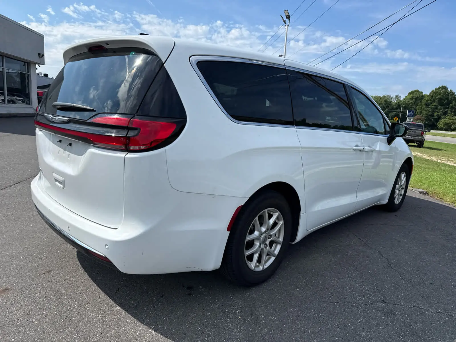 2025 Chrysler Pacifica Select photo 5
