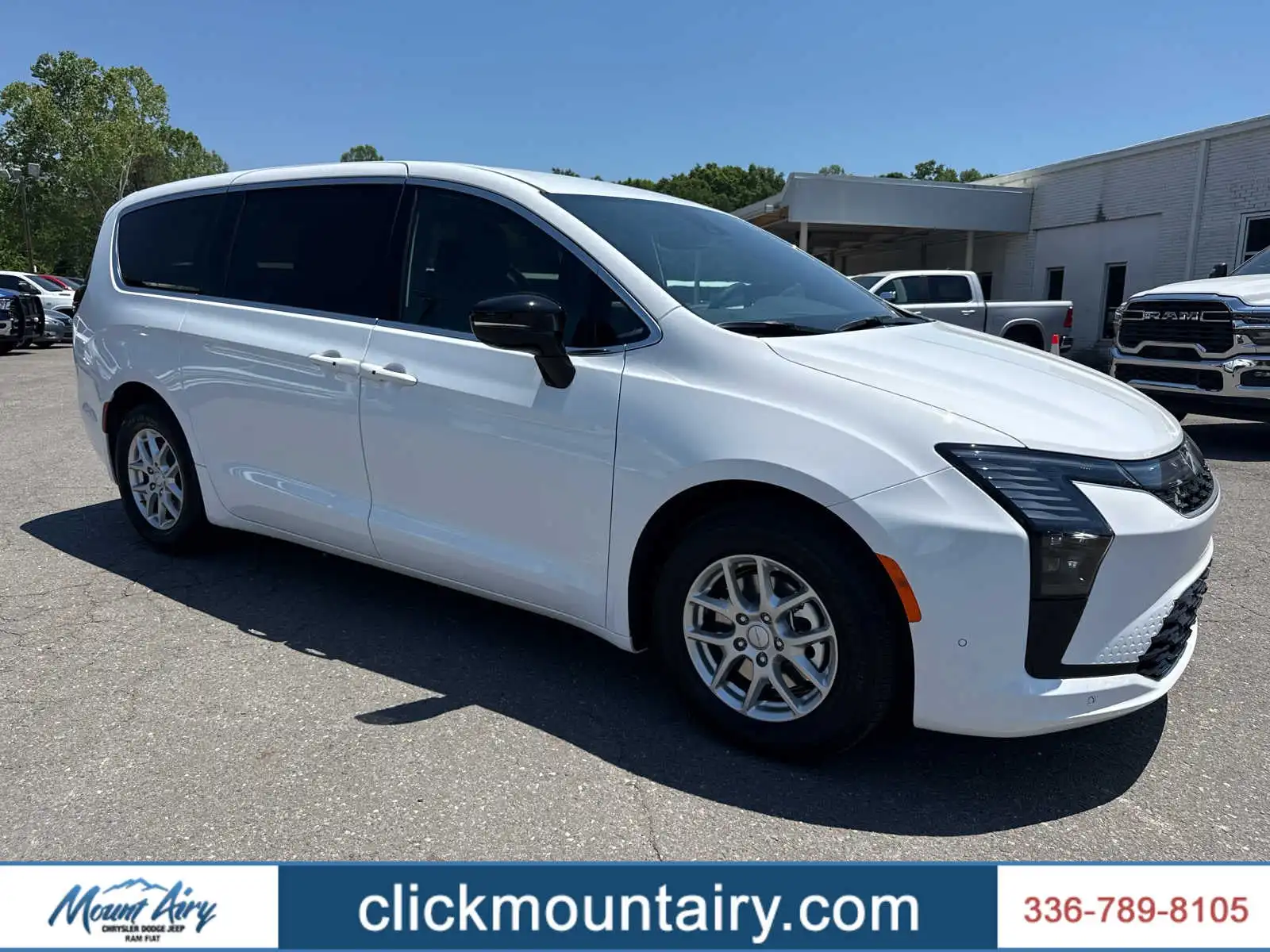 2027 Chrysler Pacifica Select's photo