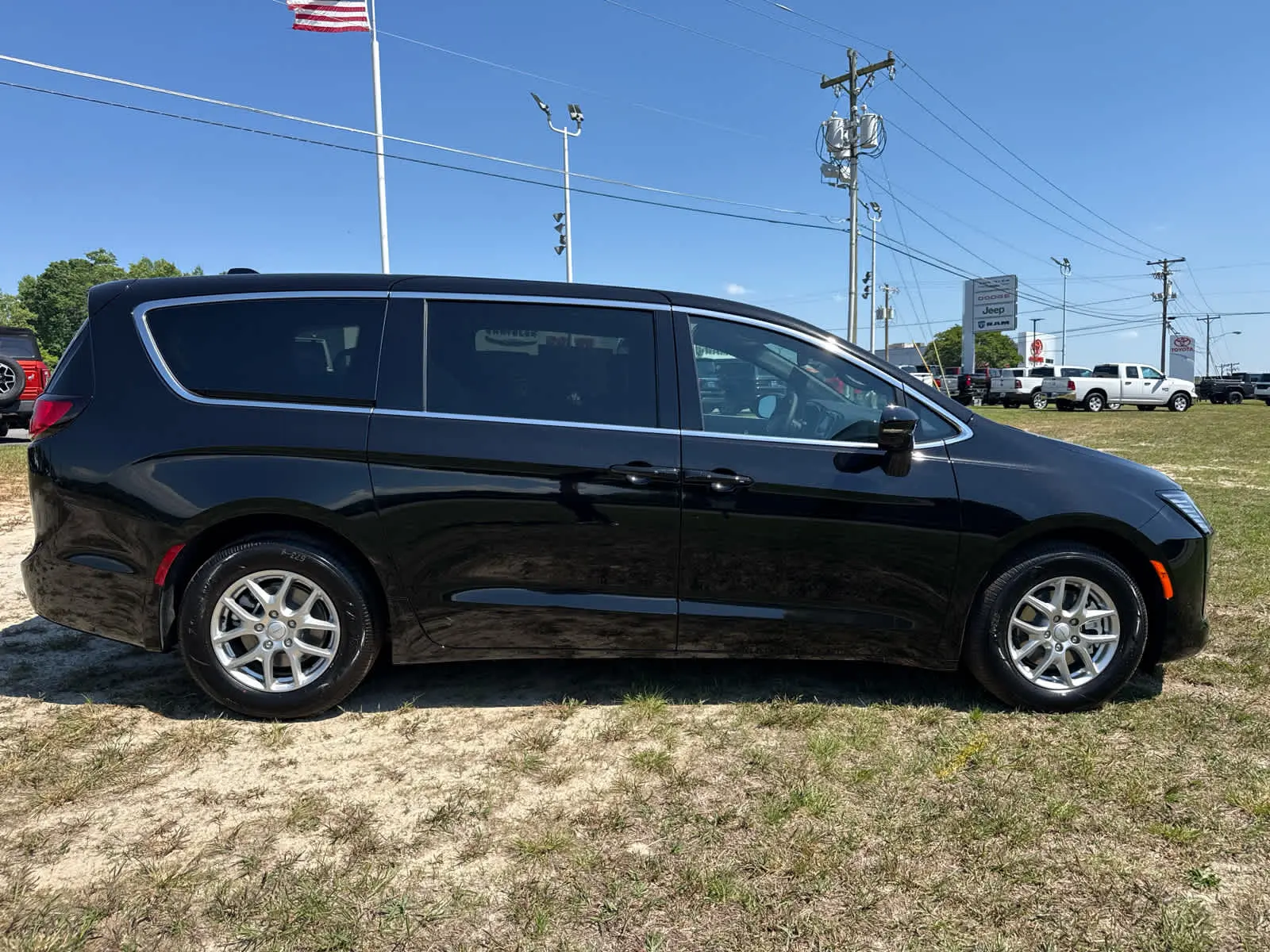 2027 Chrysler Pacifica Select photo 5