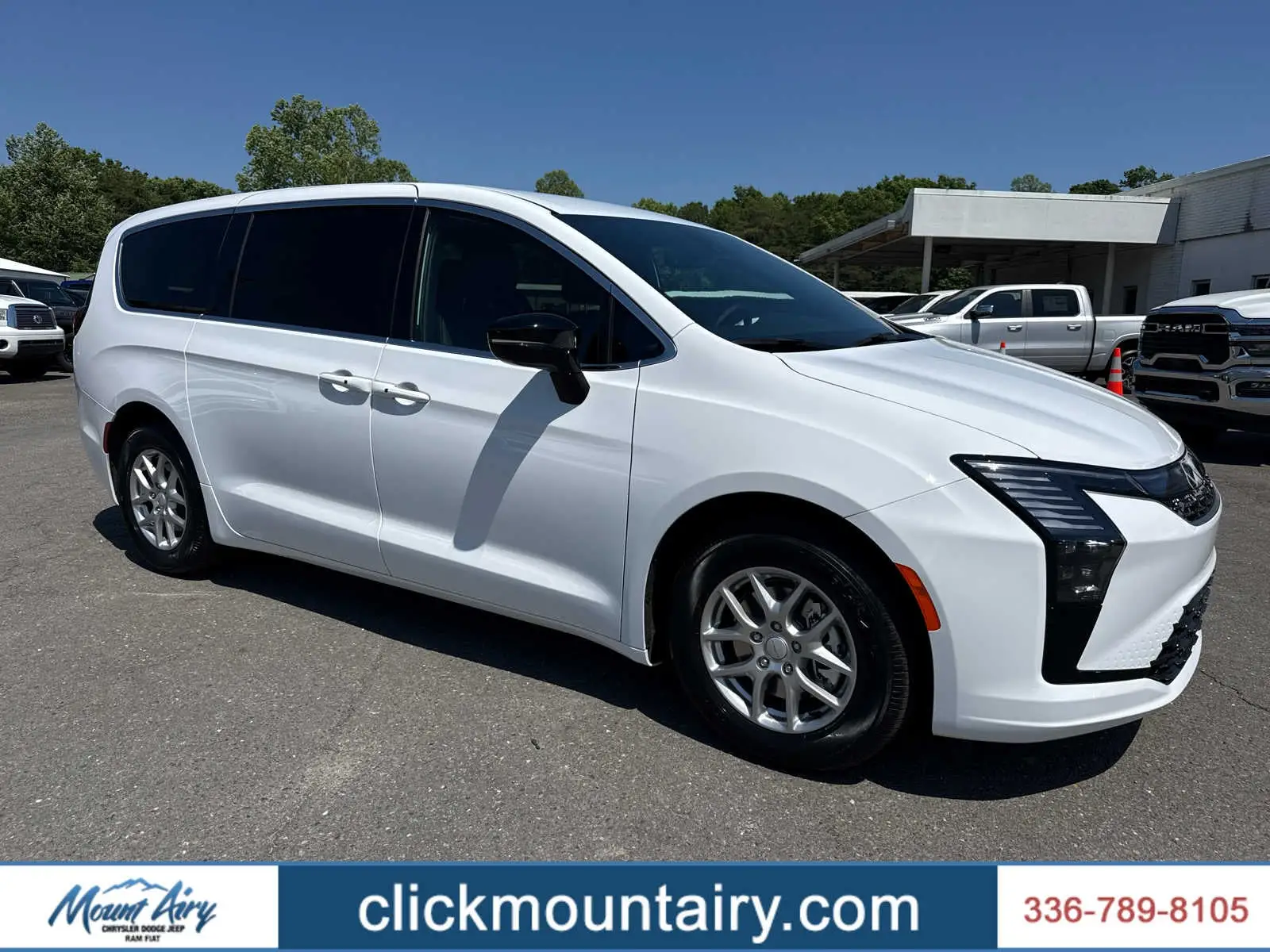 2027 Chrysler Pacifica Select photo 1