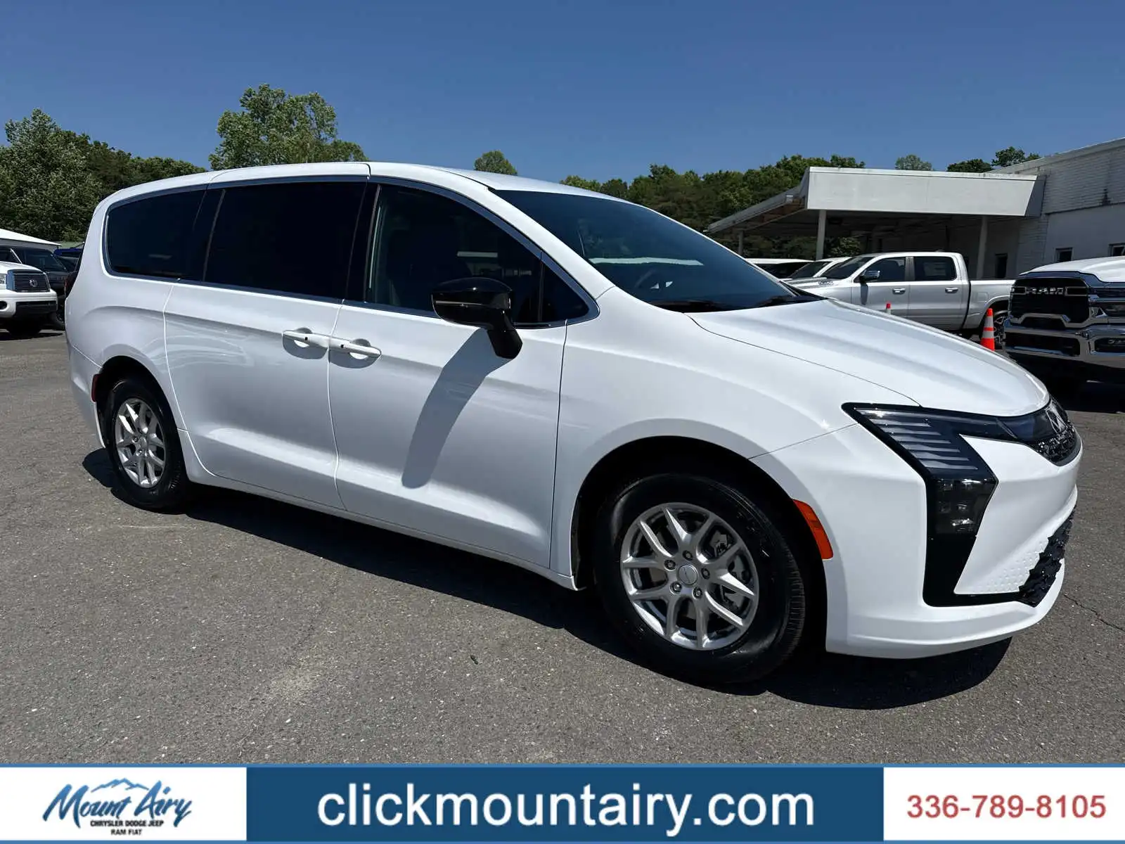 2027 Chrysler Pacifica Select's photo
