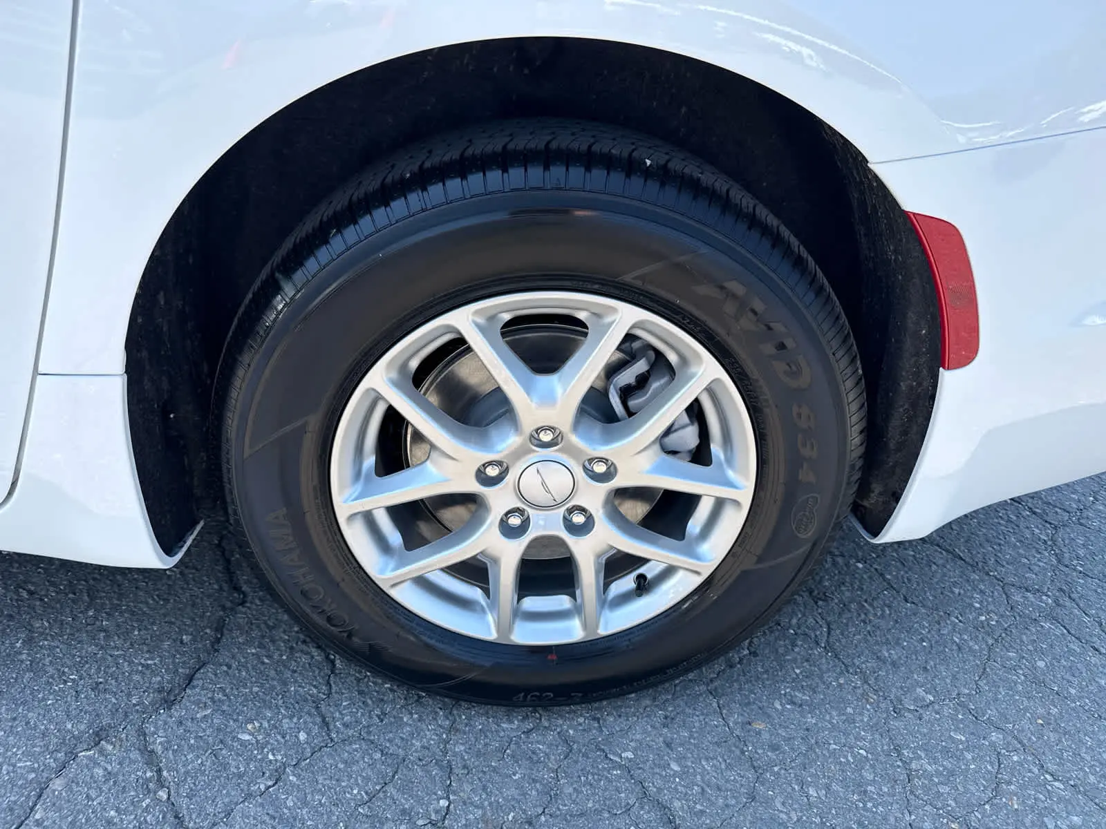 2027 Chrysler Pacifica Select photo 3