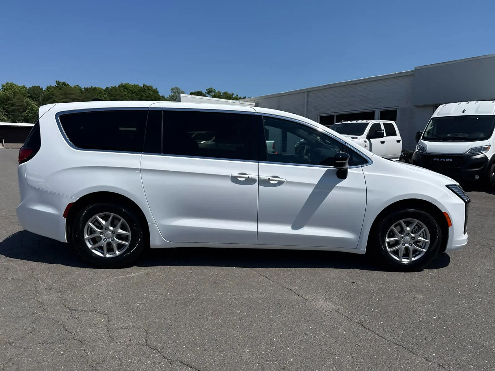 2027 Chrysler Pacifica Select photo 5