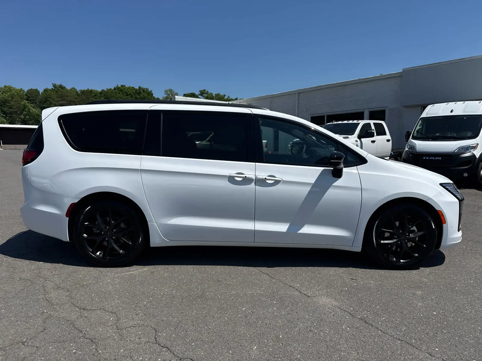 2027 Chrysler Pacifica Limited photo 5