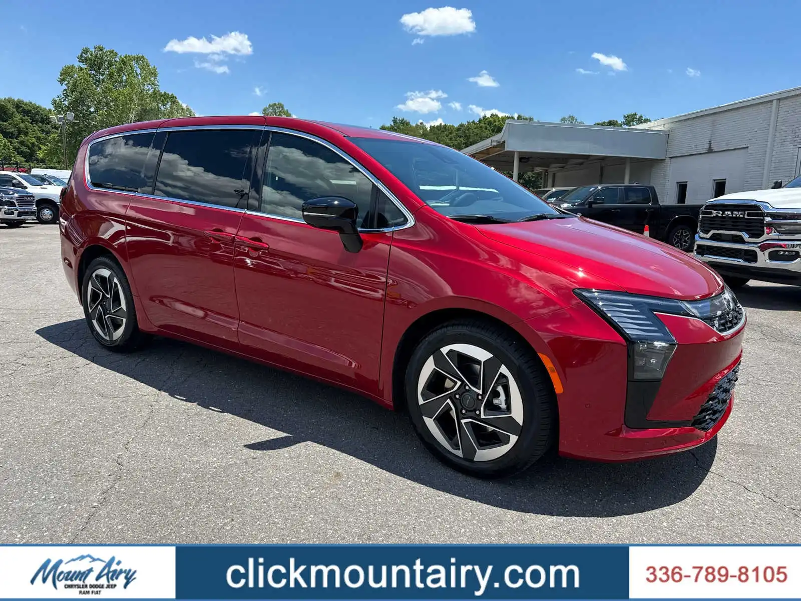 2027 Chrysler Pacifica Limited's photo