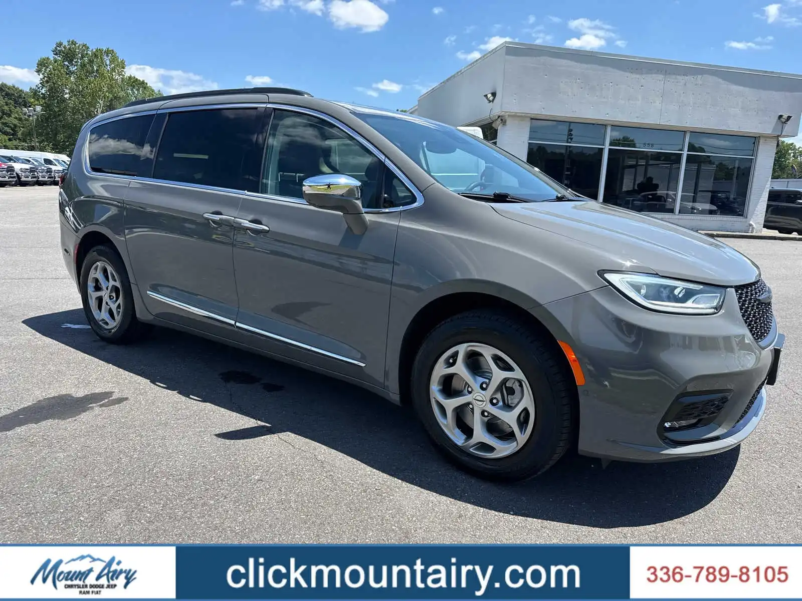 2022 Chrysler Pacifica Limited's photo