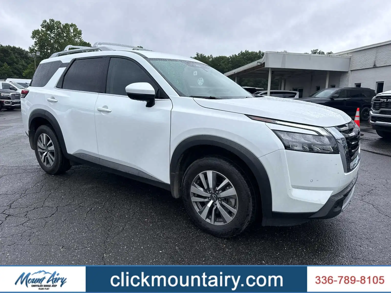 2025 Nissan Pathfinder SL 2WD's photo