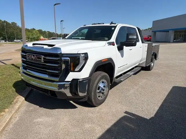 2026 GMC Sierra 4WD Crew Cab Chassis SLE's photo