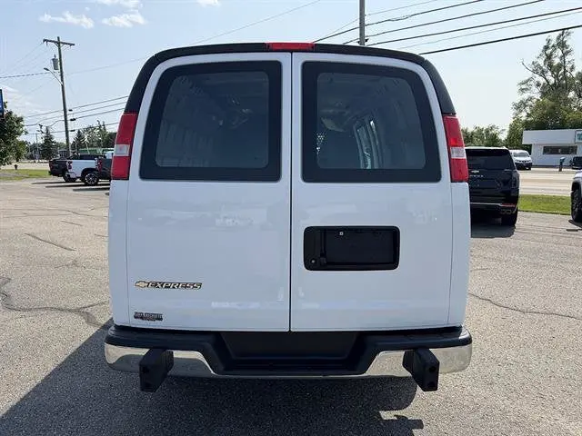 2025 Chevrolet Express 2500 Work Van HD photo 5