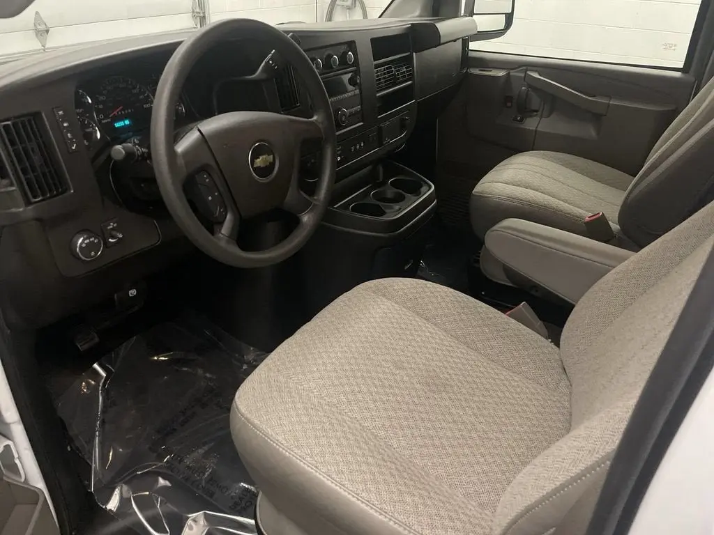 2025 Chevrolet Express 3500 LT Extended photo 4