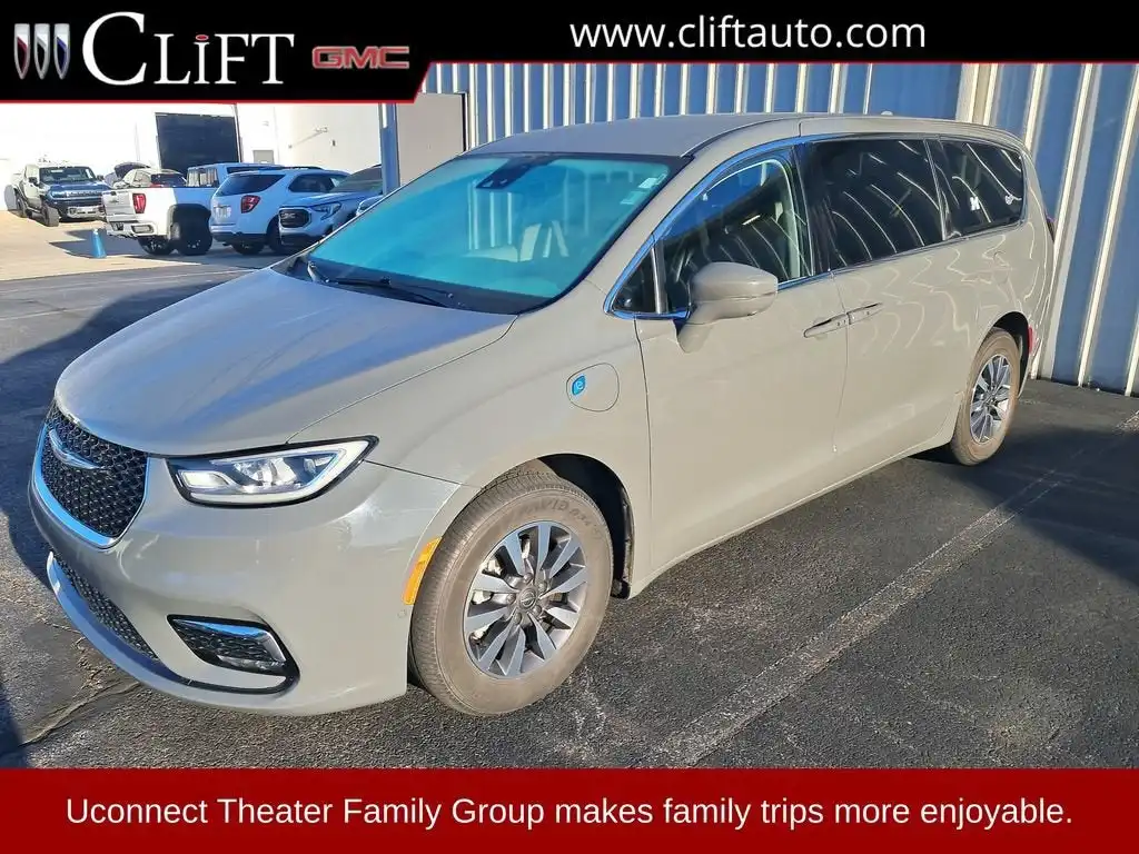 2022 Chrysler Pacifica Hybrid Touring L's photo
