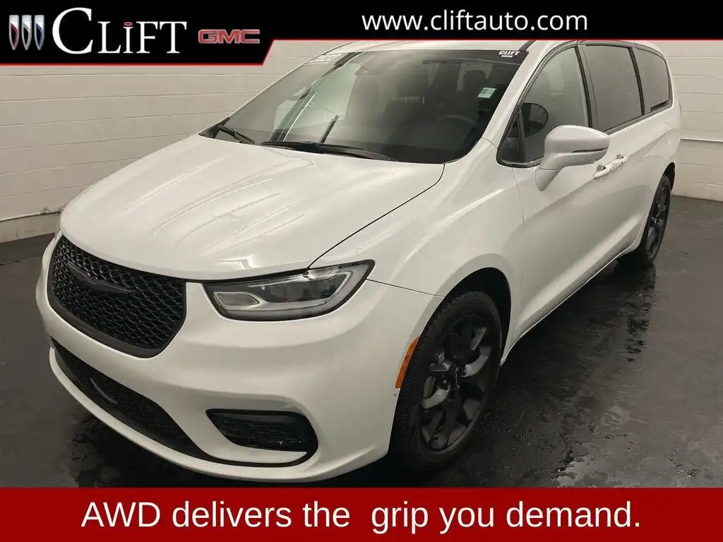 2022 Chrysler Pacifica Limited's photo