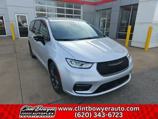 2026 Chrysler Pacifica Select's photo