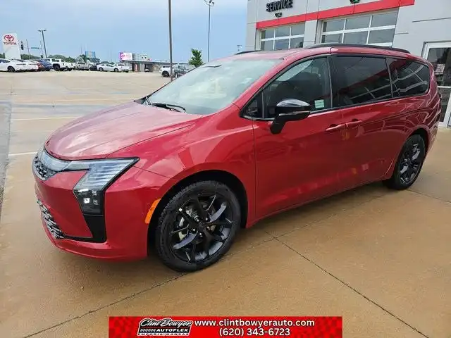 2027 Chrysler Pacifica Limited's photo