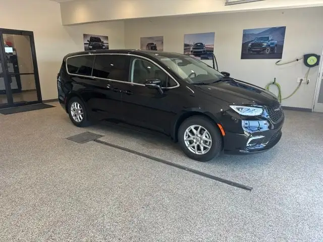 2024 Chrysler Pacifica Touring L's photo