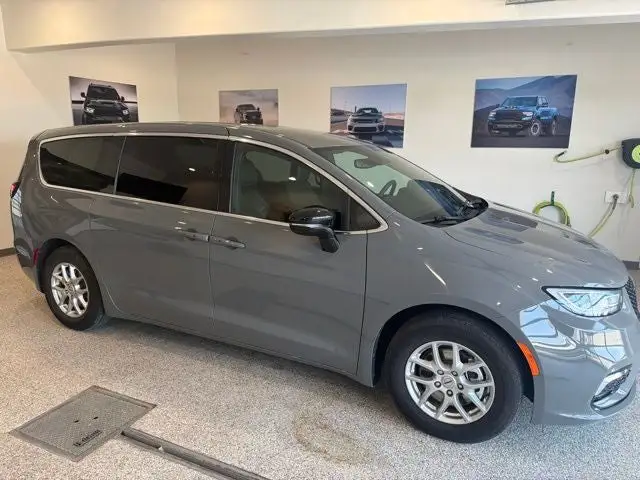 2025 Chrysler Pacifica Select photo 1
