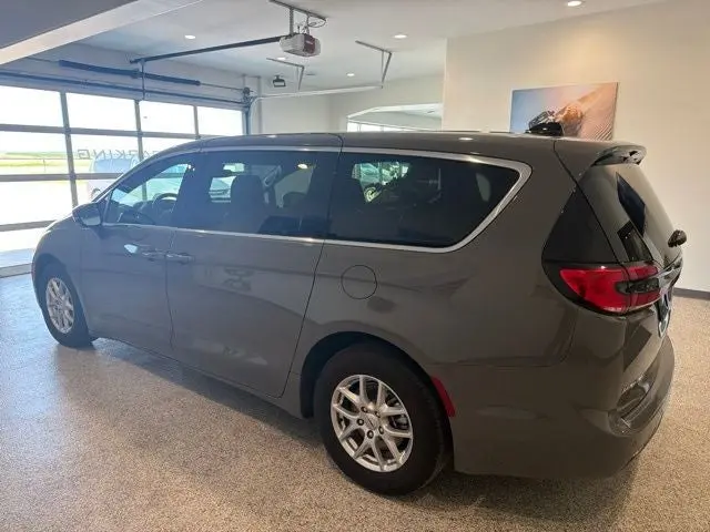 2025 Chrysler Pacifica Select photo 4