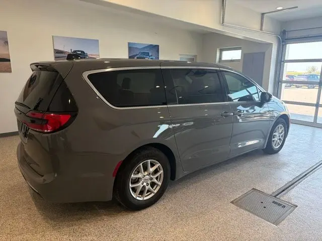 2025 Chrysler Pacifica Select photo 5