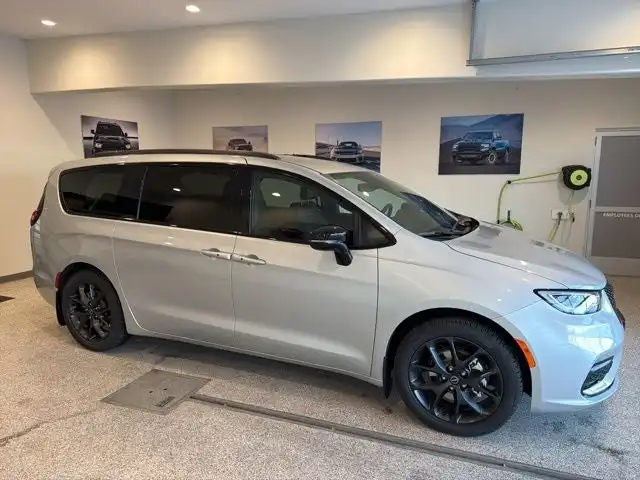 2026 Chrysler Pacifica Select's photo